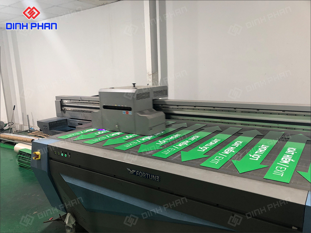 Dịch vụ in UV tại Đắk Lắk in uv mũi tên chỉ hướng
