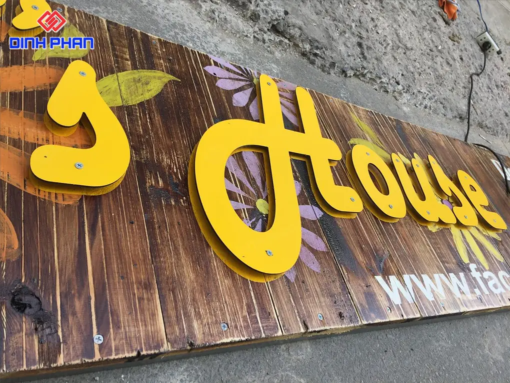 Làm bảng hiệu gỗ BMT
