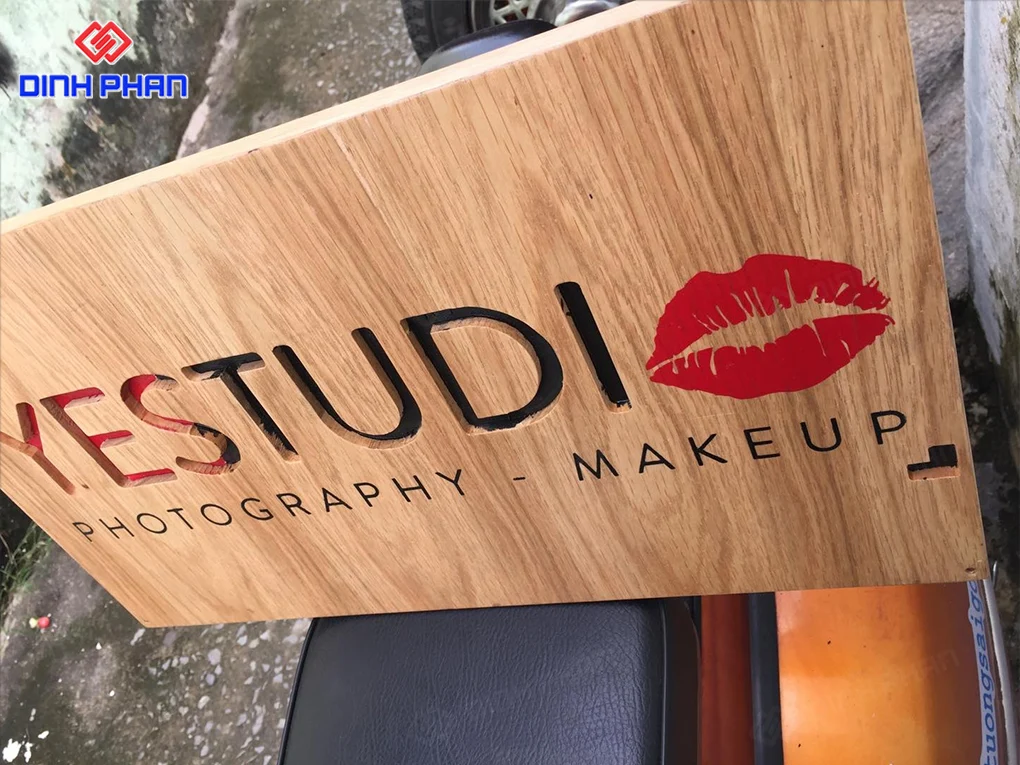 Làm bảng hiệu gỗ BMT