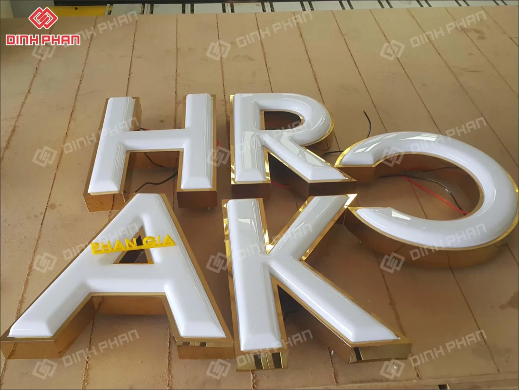 Làm bảng hiệu mica BMT