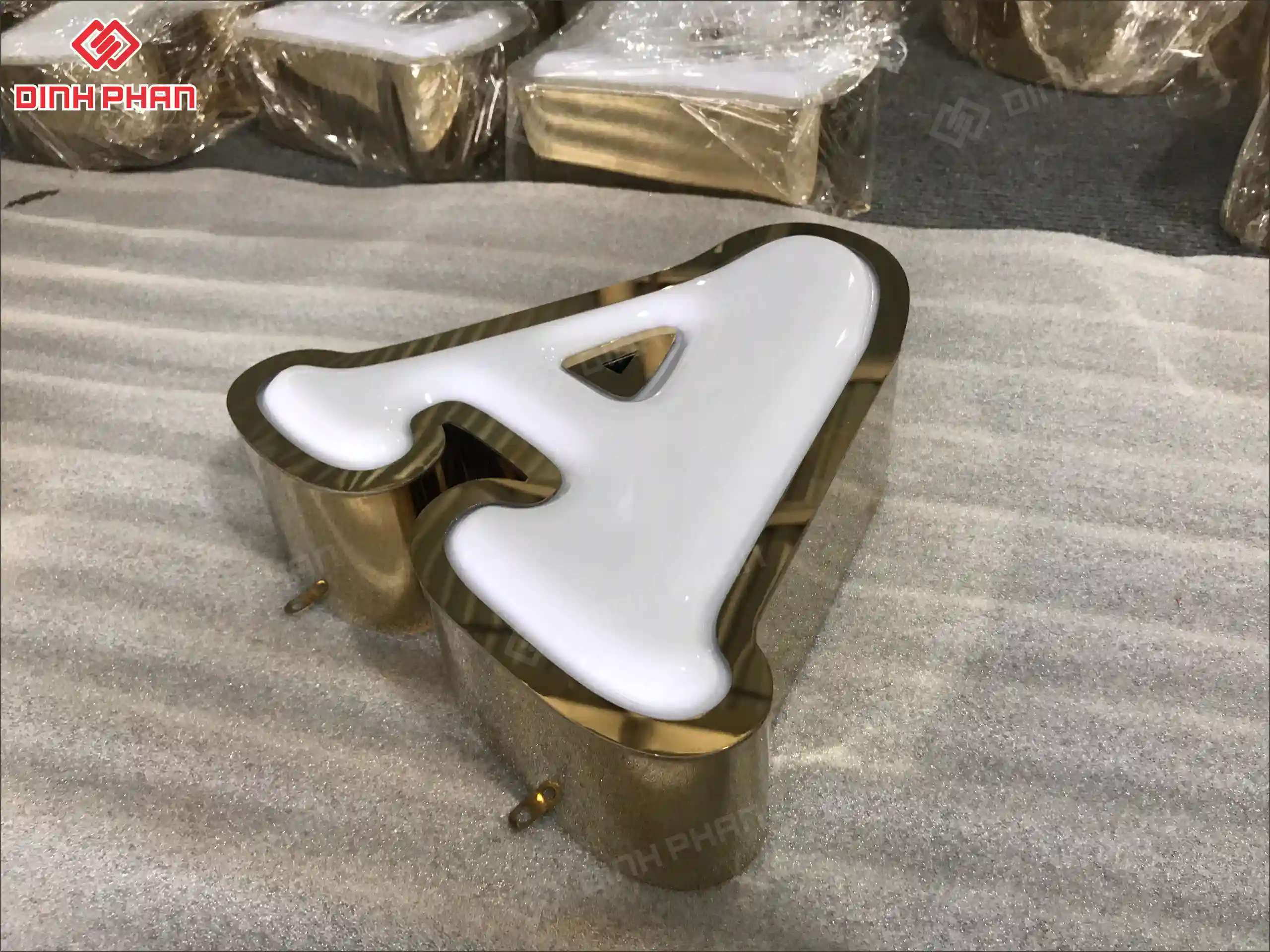 Làm bảng hiệu mica BMT