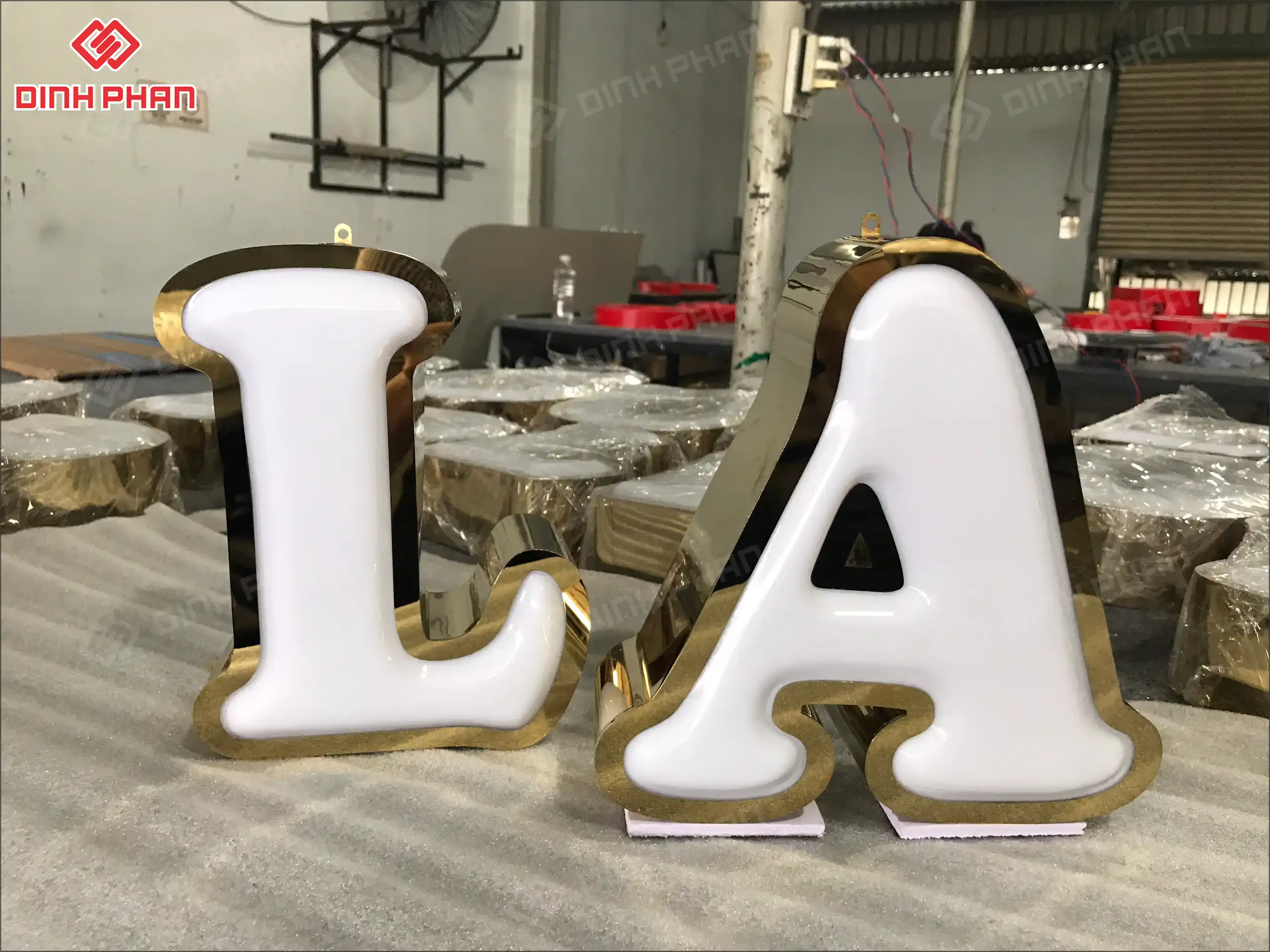 Làm bảng hiệu mica BMT