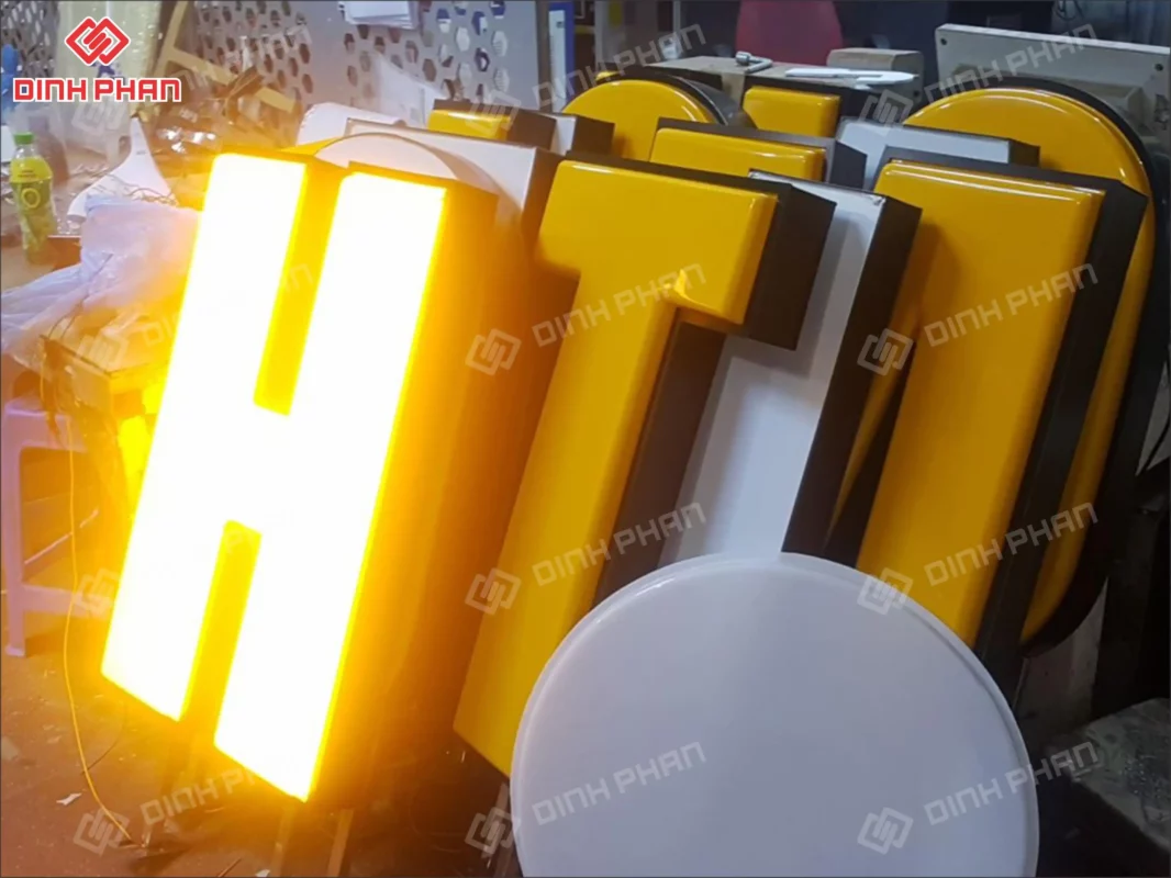 Làm bảng hiệu mica BMT