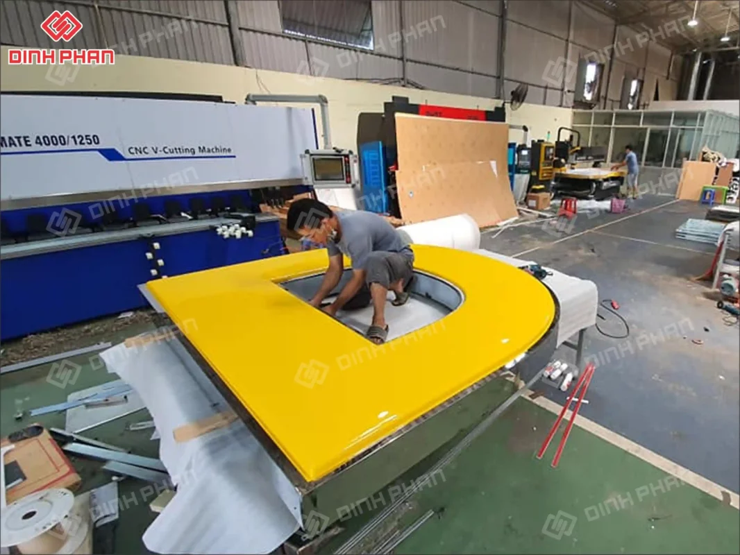 Làm bảng hiệu mica BMT