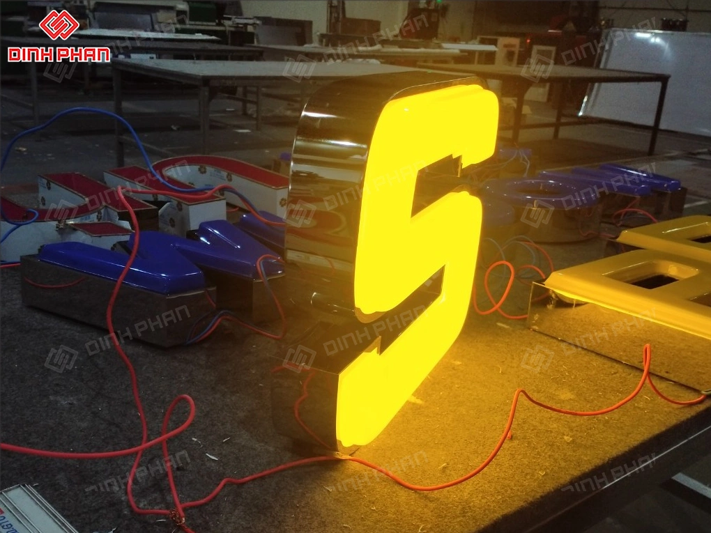 Chữ nổi mica mặt trắng viền inox Daklak