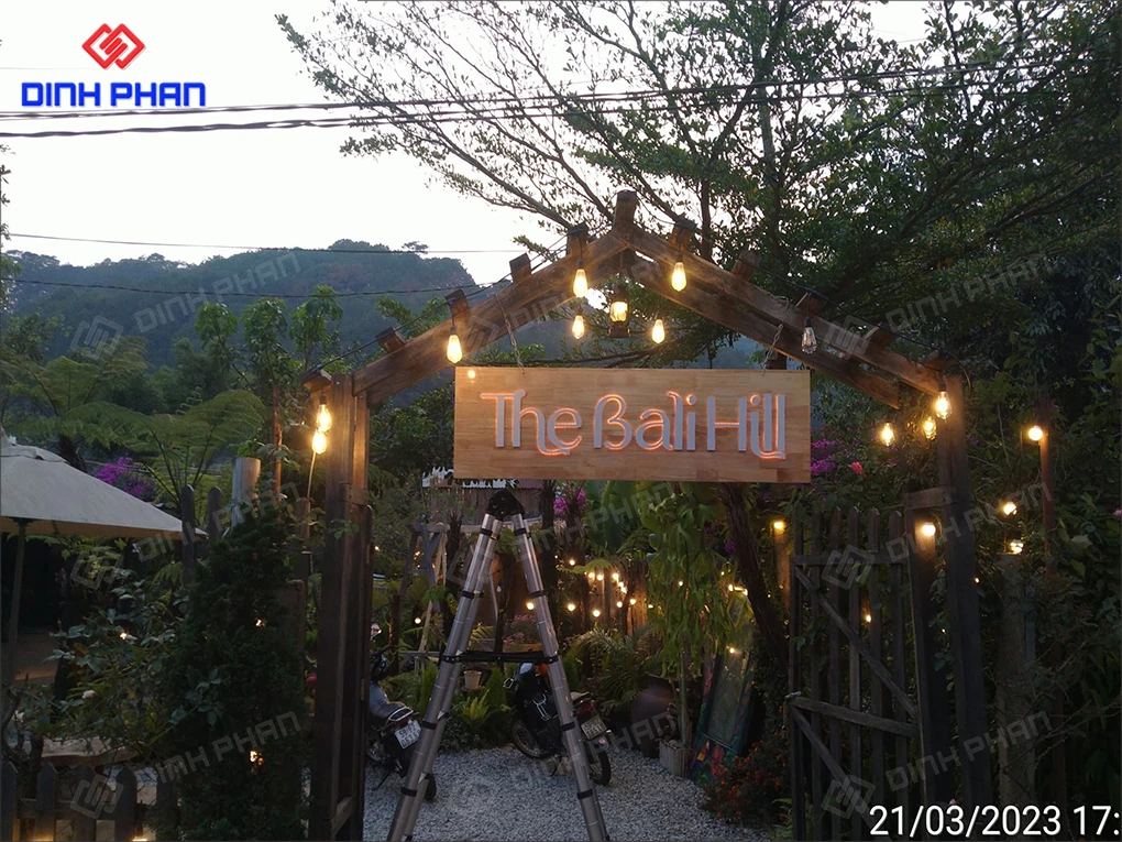 Bảng hiệu cafe BMT