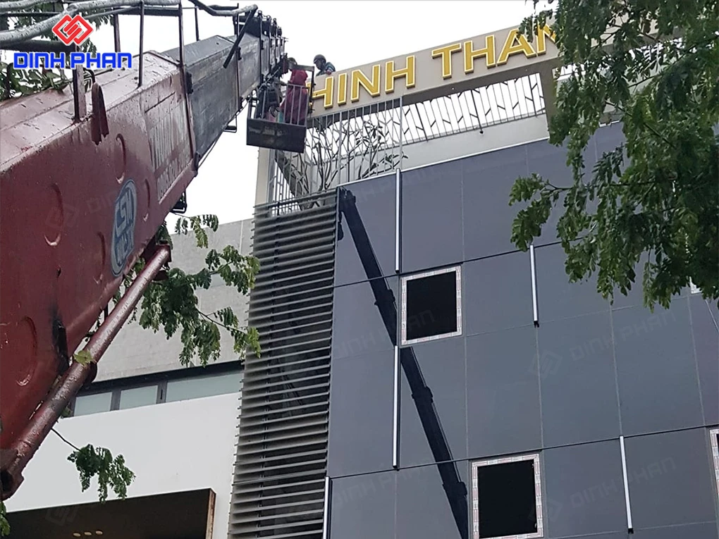 Bảng hiệu công ty BMT