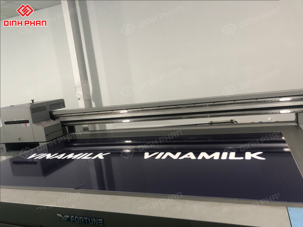 Bảng hiệu mica Vinamilk