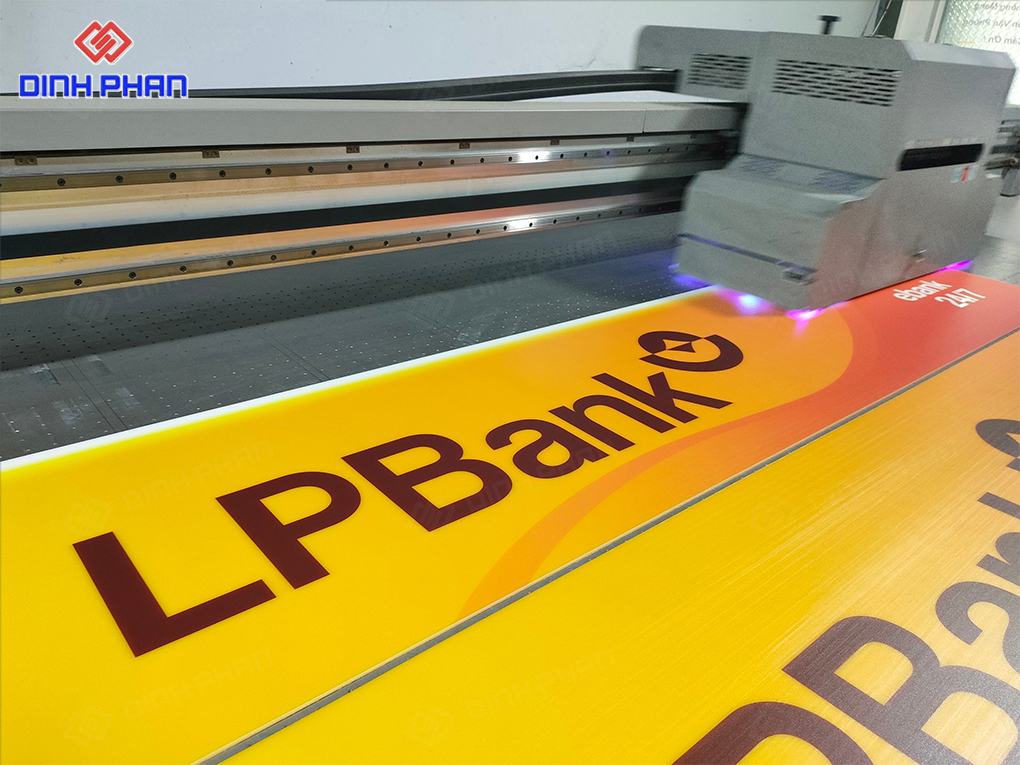 In UV phẳng trên mica làm bảng hiệu cho LP Bank