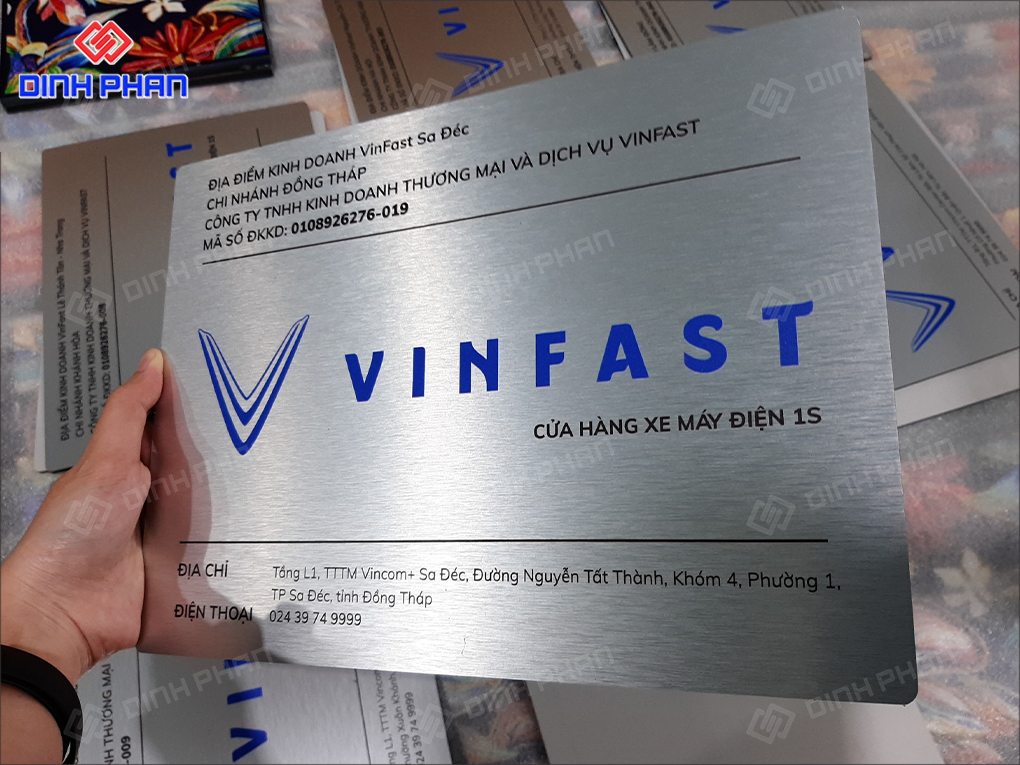 In UV alu Phú Yên hiện đại, chất lượng cao cho quảng cáo Bảng tên Vinfast