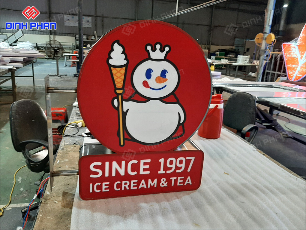 In UV Đà Lạt, in ấn đa dạng về mẫu mã, màu sắc Bảng hiệu mica in UV