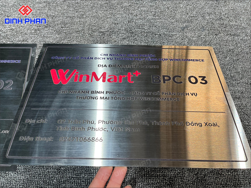 In UV Đà Lạt, in ấn đa dạng về mẫu mã, màu sắc Bảng tên Winmart