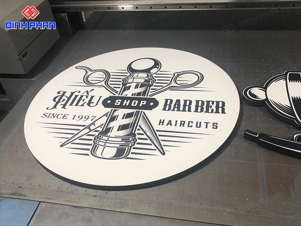 In UV Đà Lạt, in ấn đa dạng về mẫu mã, màu sắc Bảng hiệu tiệm cắt tóc