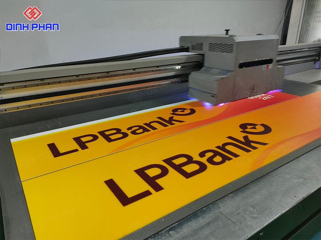 In UV Đà Lạt, in ấn đa dạng về mẫu mã, màu sắc Bảng hiệu ngân hàng