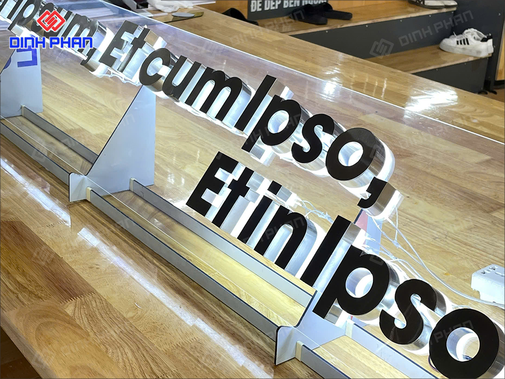 Bảng trang trí chữ inox sáng chân 