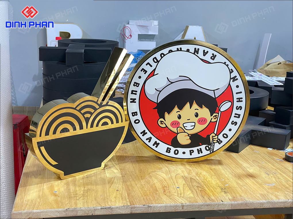 Logo inox vàng in UV 