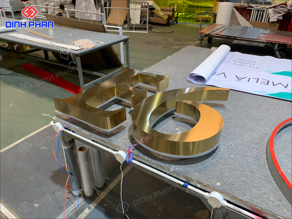 Làm chữ inox vàng gương BMT