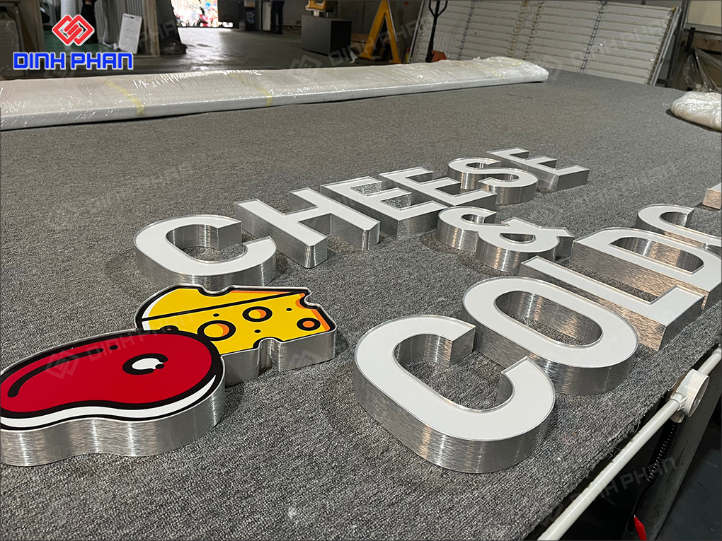 Chữ nhôm mặt mica in UV 