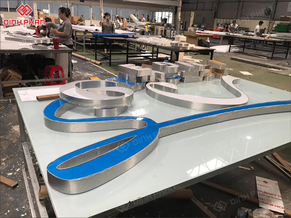Gia công chữ nhôm tại xưởng quảng cáo 