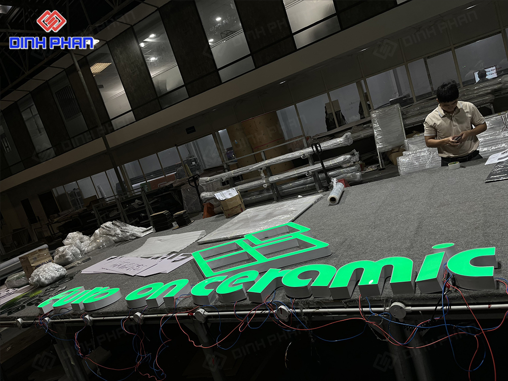 Bảng hiệu chữ nhôm nổi bật, thu hút 