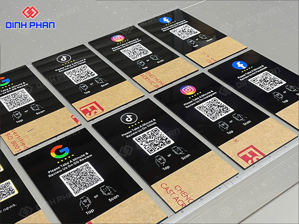 In UV mã QR để bàn