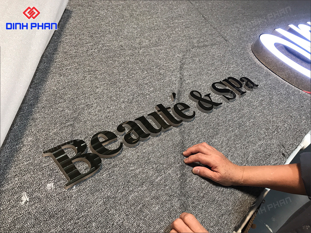 Bộ chữ inox dán tường trong văn phòng