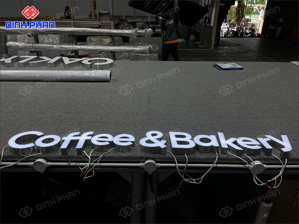 Bảng hiệu quán cà phê