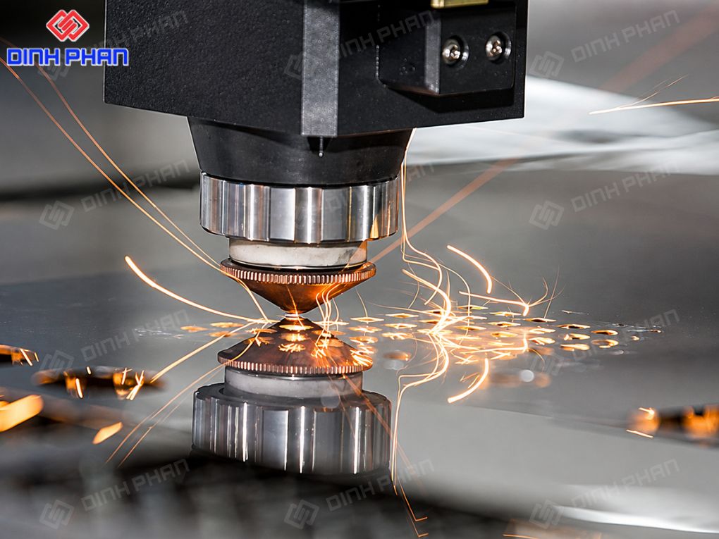 Cắt laser kim loại tấm cho đường nét sắc sảo, phù hợp gia công chi tiết trang trí và sản xuất công nghiệp.
