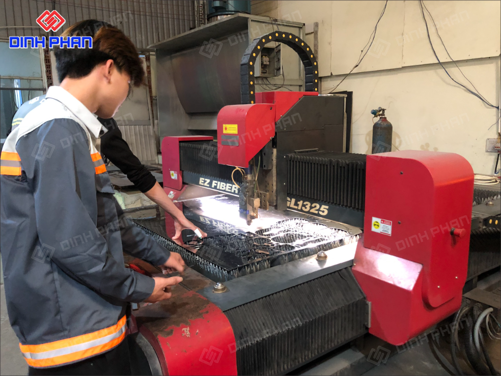 Kỹ thuật viên kiểm tra quá trình cắt laser, đảm bảo thành phẩm đúng kích thước và sắc nét