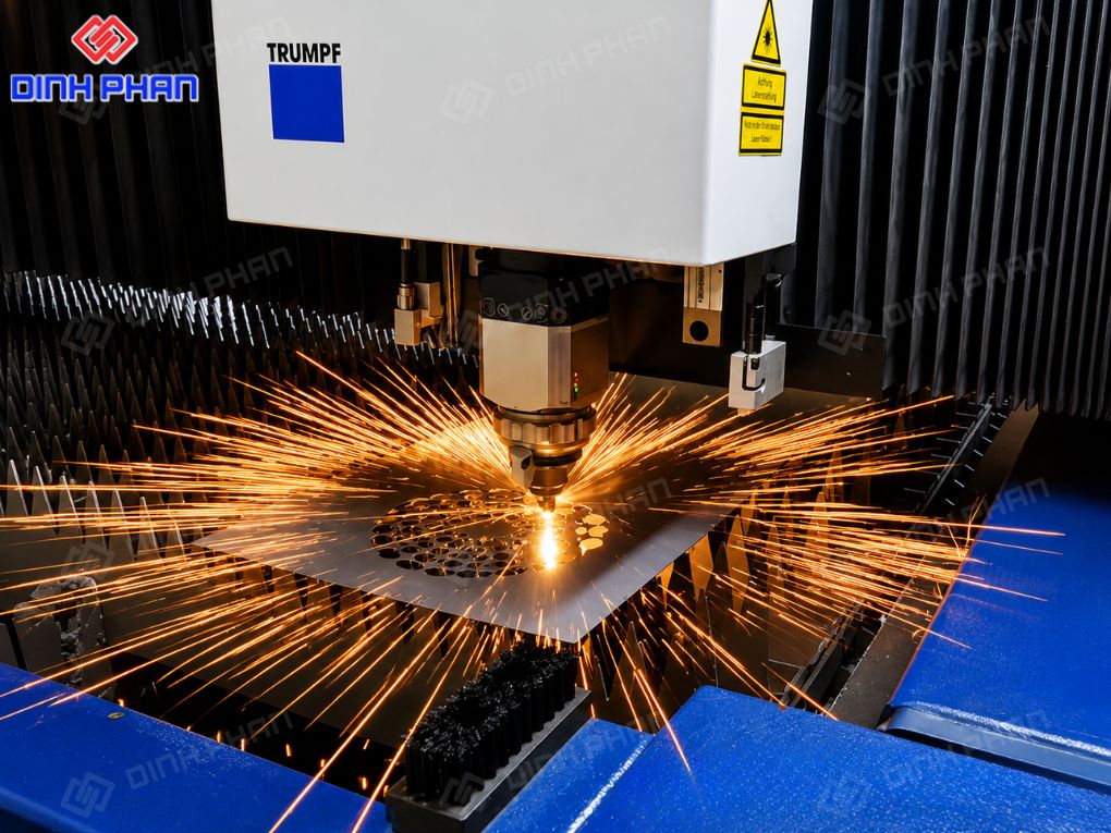 Cắt laser kim loại tấm bằng máy hiện đại, cho đường cắt sắc nét và độ chính xác cao.