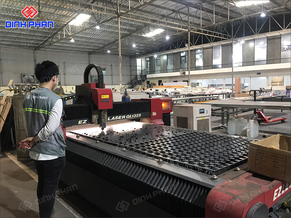 Hệ thống máy cắt laser hiện đại, gia công nhanh và chính xác
