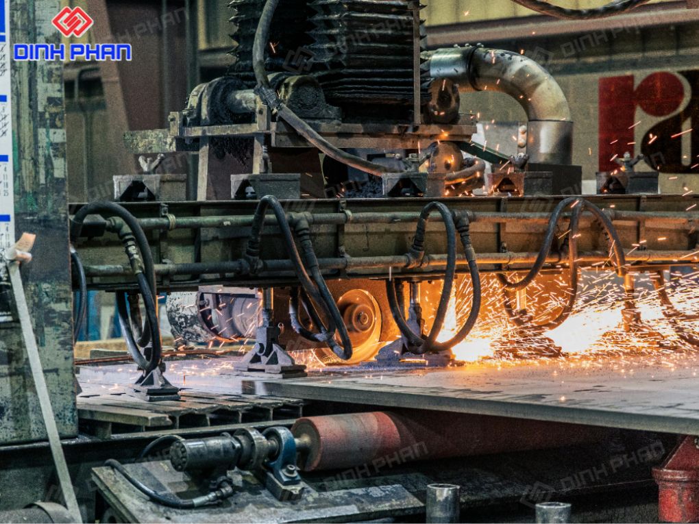 Máy công nghiệp đang cắt tôn tấm với tia lửa phát ra trong quá trình gia công.