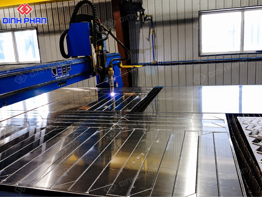 Cắt tôn tấm CNC theo bản vẽ, đường cắt thẳng và đều