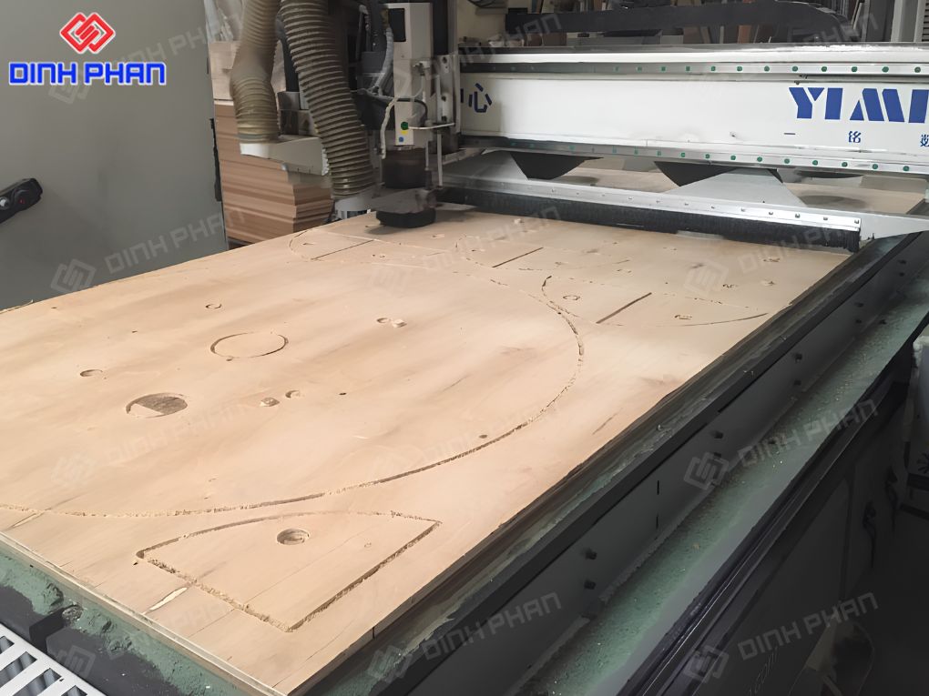 Máy CNC đang gia công cắt ván gỗ theo mẫu.