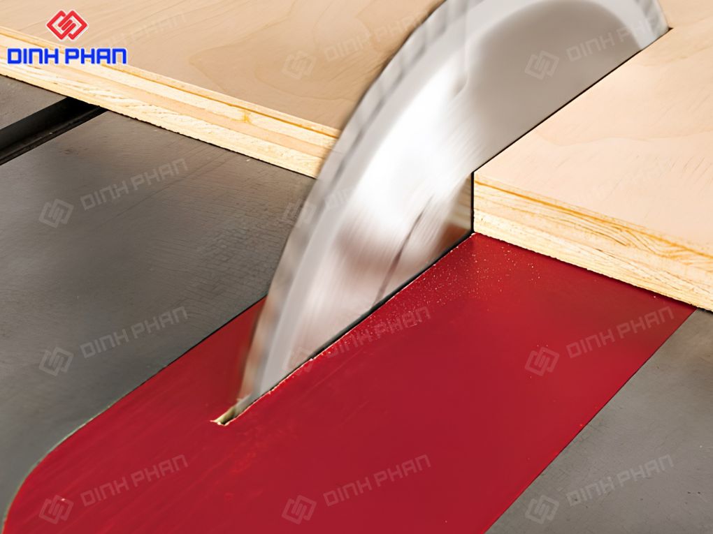 Cận cảnh lưỡi cưa bàn đang thực hiện đường cắt sắc nét trên ván gỗ