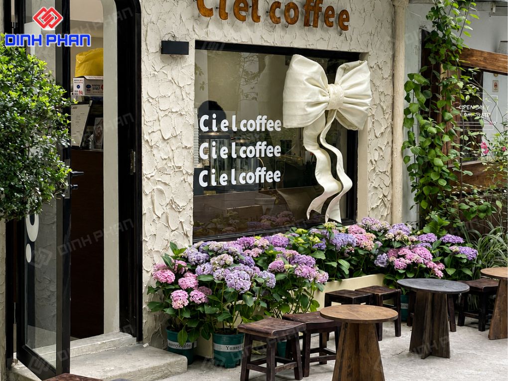 Decor quán cafe Đắk Lắk đẹp, ấn tượng và dễ hút khách Mặt tiền nhỏ xinh, dễ thương và thu hút