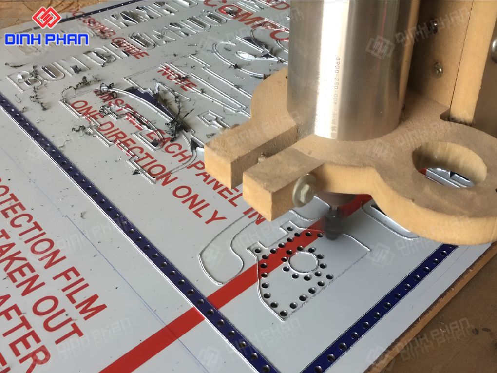Gia công CNC BMT đẹp, chuẩn và dễ ứng dụng Phay CNC chữ nổi – Sắc nét và tinh tế
