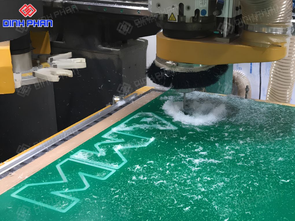 Gia công CNC BMT đẹp, chuẩn và dễ ứng dụng Cắt phay CNC chữ nổi – Đường nét mượt mà, sắc sảo