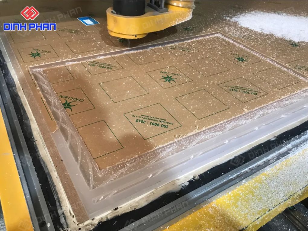 Gia công CNC BMT đẹp, chuẩn và dễ ứng dụng Gia công tấm Mica theo yêu cầu, độ chuẩn xác cao