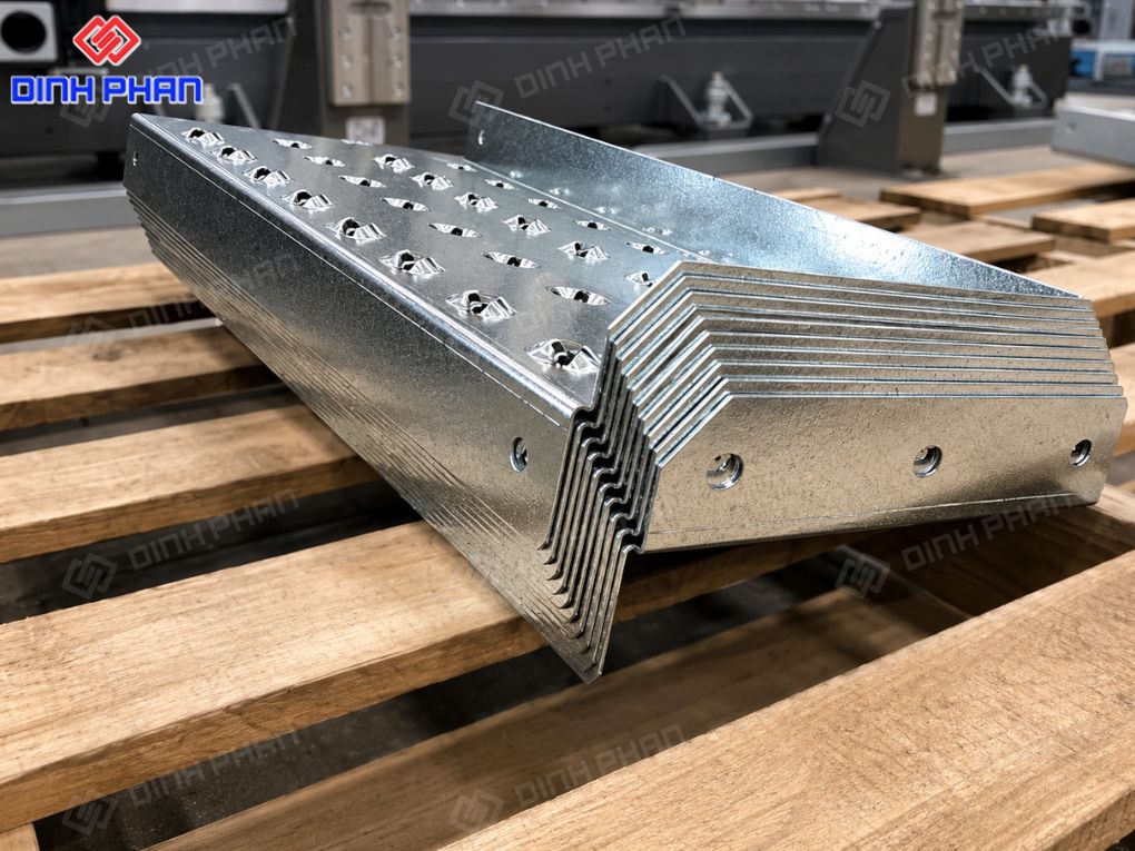Gia công kim loại tấm BMT theo yêu cầu, nhanh và chính xác Sản phẩm kim loại tấm được chấn gấp đồng đều, chắc chắn và hoàn thiện theo đúng yêu cầu kỹ thuật