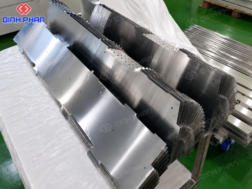 Gia công kim loại tấm BMT theo yêu cầu, nhanh và chính xác Kim loại tấm sau gia công được xếp gọn, đảm bảo đồng đều về kích thước và chất lượng hoàn thiện