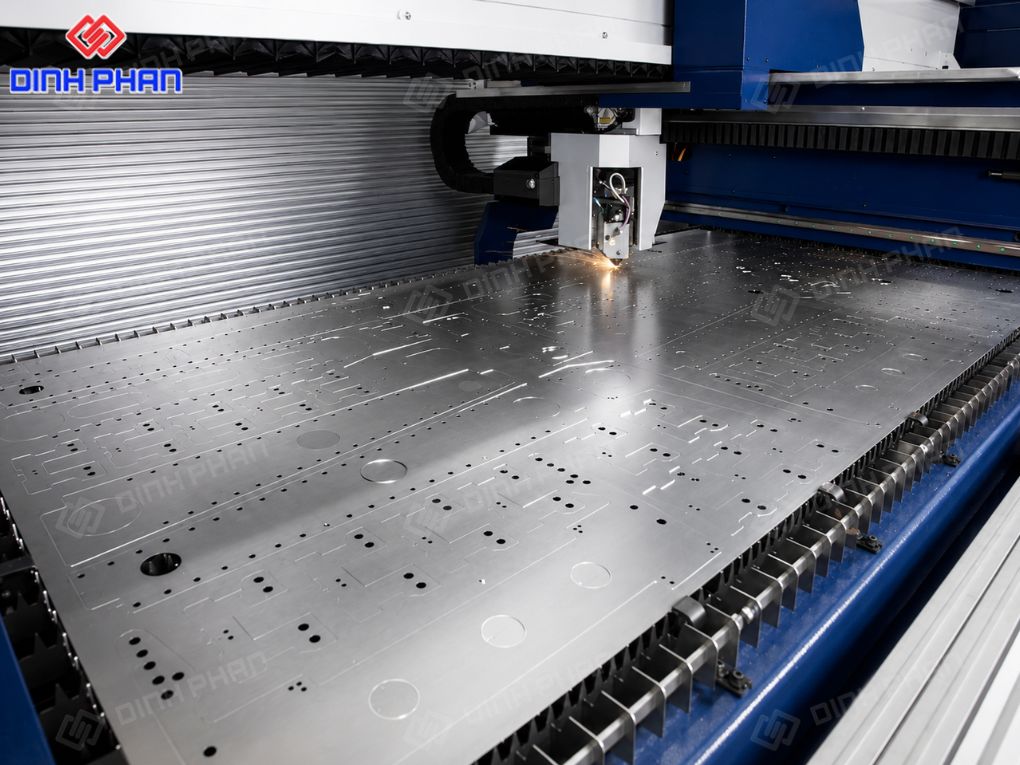 Gia công kim loại tấm BMT theo yêu cầu, nhanh và chính xác Gia công kim loại tấm bằng máy CNC hiện đại, đảm bảo chi tiết sắc nét và độ chính xác cao