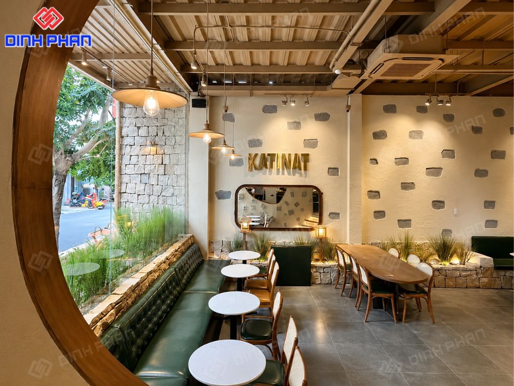 Trang trí quán cafe Đắk Lắk đẹp, ấn tượng và dễ hút khách Không gian quán cafe sang trọng, nổi bật với tường đá trang trí