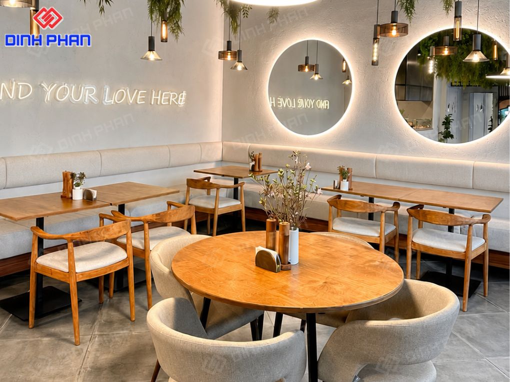 Trang trí quán cafe Đắk Lắk đẹp, ấn tượng và dễ hút khách Không gian quán cafe hiện đại, ấm cúng với nội thất gỗ