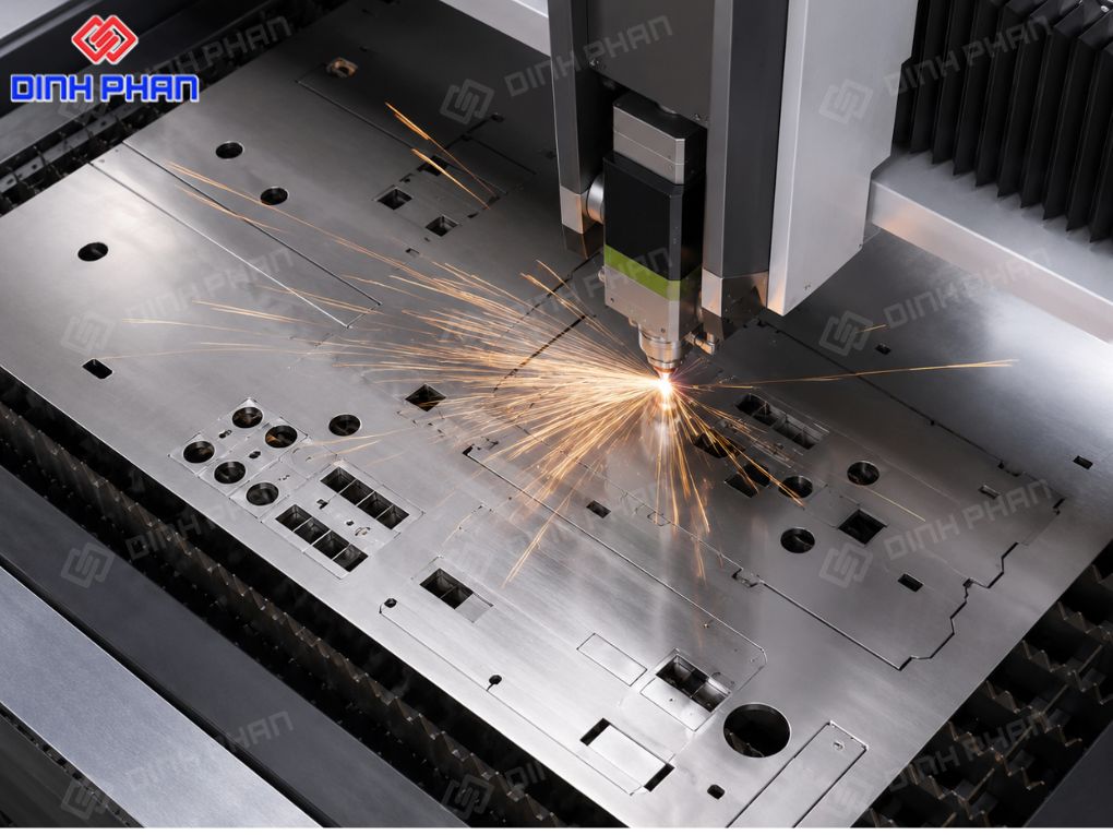 Máy cắt fiber đang xử lý tấm kim loại, tạo các chi tiết sắc nét và chính xác theo thiết kế.