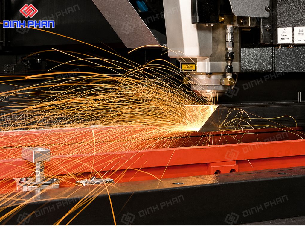Cắt fiber Đắk Lắk đang cắt kim loại với tia lửa mạnh