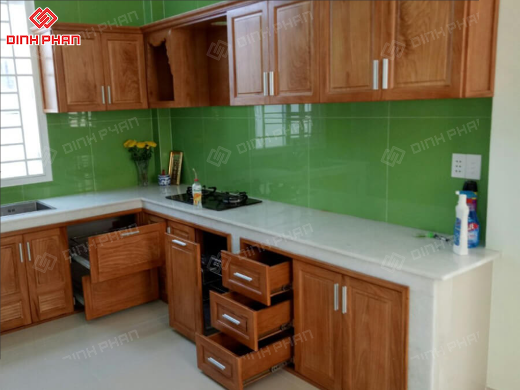 Tủ Bếp Gỗ Tự Nhiên Hay Gỗ Công Nghiệp: So Sánh Chi Tiết & Nên Chọn Loại Nào? Tủ Bếp Gỗ Tự Nhiên Hay Gỗ Công Nghiệp: So Sánh Chi Tiết & Nên Chọn Loại Nào?