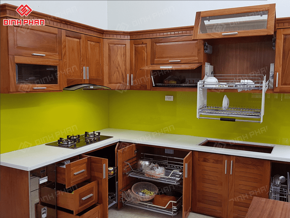 Tủ Bếp Gỗ Tự Nhiên Hay Gỗ Công Nghiệp: So Sánh Chi Tiết & Nên Chọn Loại Nào? Tủ Bếp Gỗ Tự Nhiên Hay Gỗ Công Nghiệp: So Sánh Chi Tiết & Nên Chọn Loại Nào?