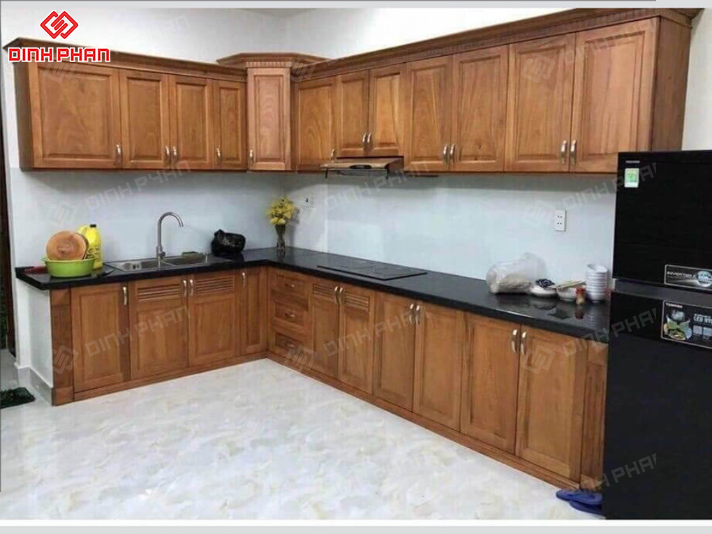 Tủ Bếp Gỗ Tự Nhiên Hay Gỗ Công Nghiệp: So Sánh Chi Tiết & Nên Chọn Loại Nào? Tủ Bếp Gỗ Tự Nhiên Hay Gỗ Công Nghiệp: So Sánh Chi Tiết & Nên Chọn Loại Nào?